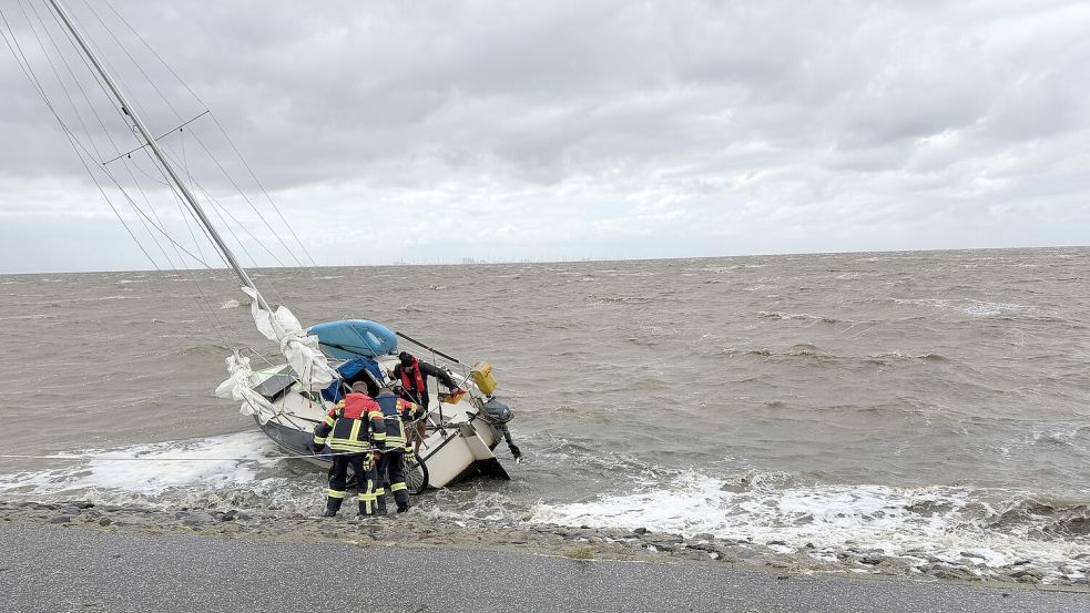 Das Segelboot war manövrierunfähig. Foto: Feuerwehr