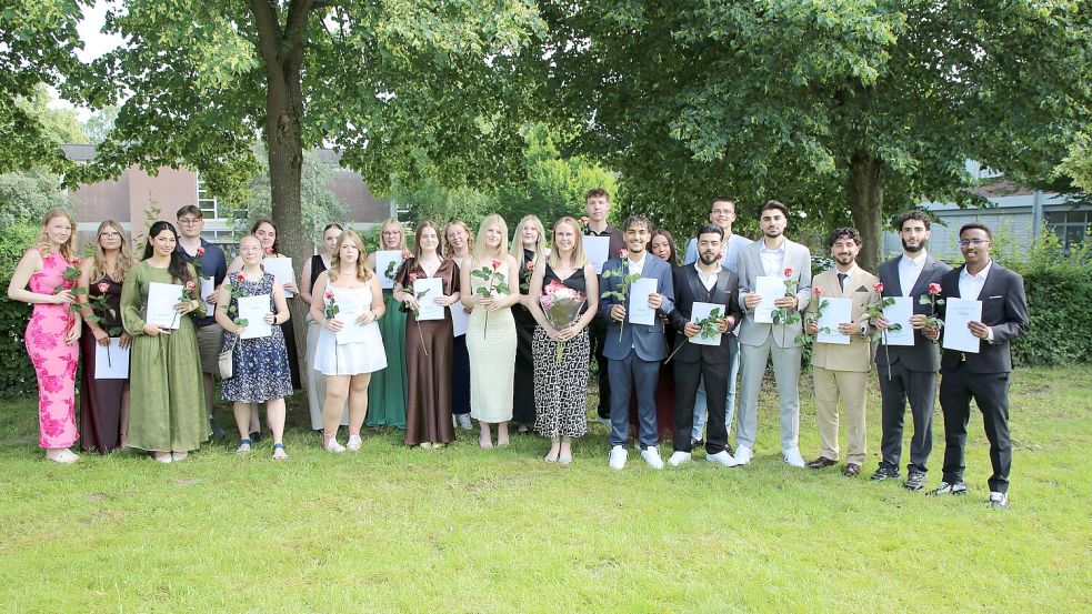 Die Absolventinnen und Absolventen der Fachoberschule Gesundheit und Soziales freuen sich über ihre erreichten Abschlüsse. Foto: BBS
