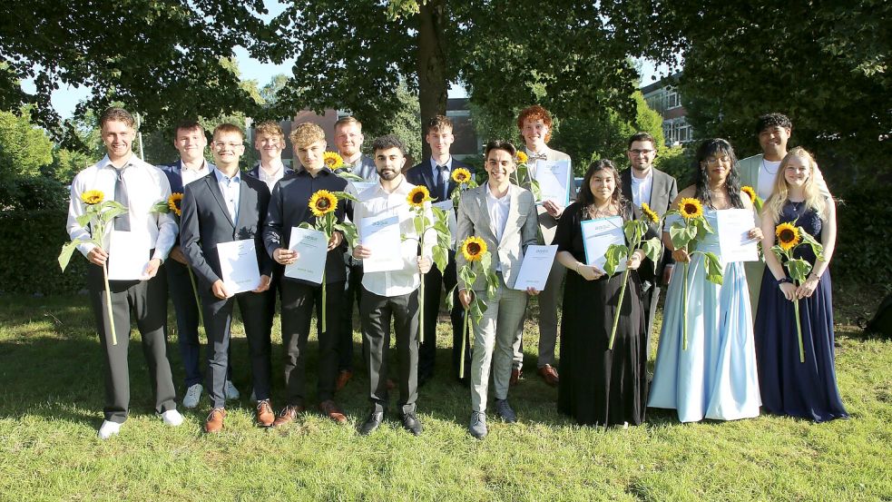 Sonnenblumen und Reifezeugnisse bekamen die Abiturientinnen und Abiturienten des beruflichen Gymnasiums überreicht. Foto: BBS
