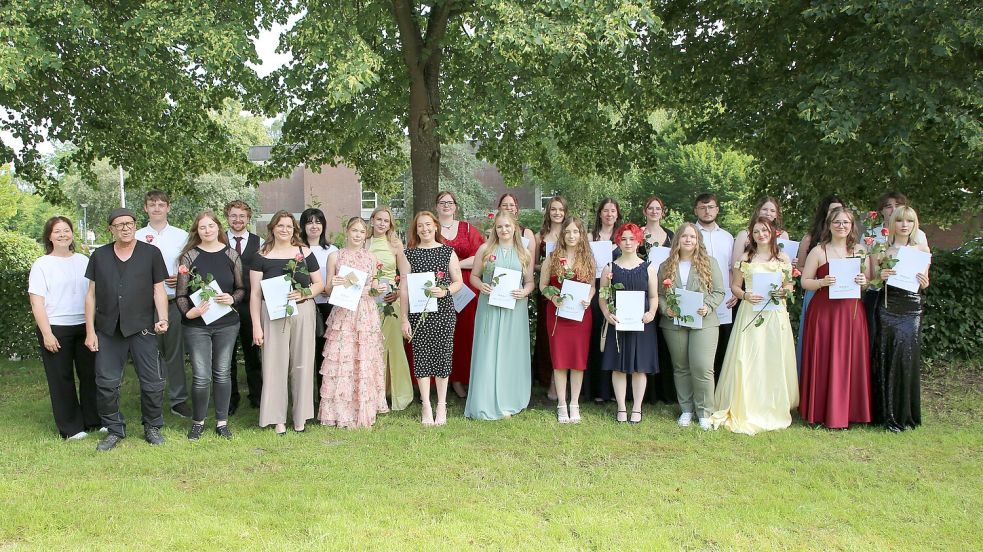 Für ihre Abschlussfeier hatte sich die Fachoberschulklasse Gestaltung der BBS 2 in Schale geworfen. Foto: BBS