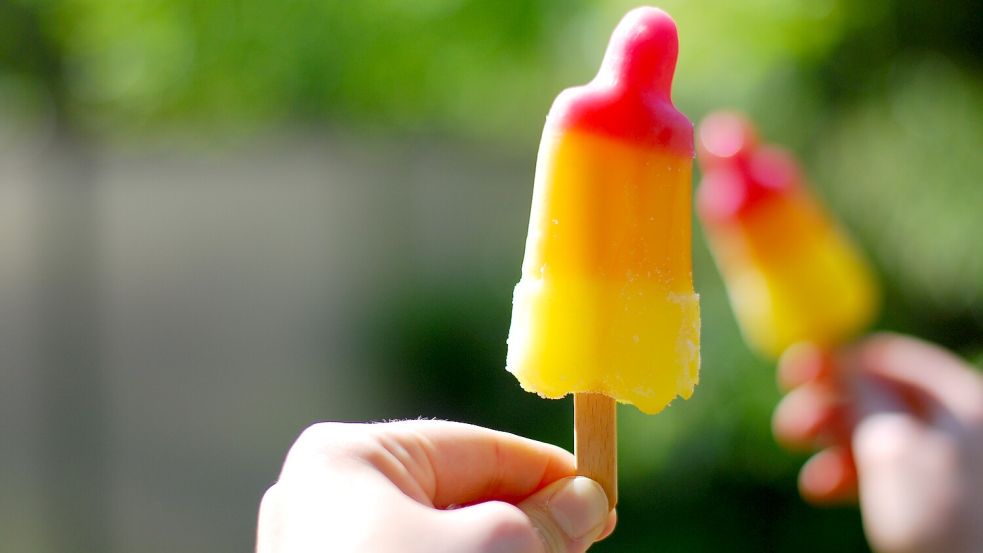 Männer brauchen unbedingt Abkühlung – zum Beispiel mit einem Eis. Symbolfoto: Pixabay