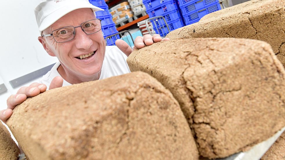Bäckermeister Werner Bakker aus Möhlenwarf ist bei Bäckerei Musswessels für das Schwarzbrot zuständig. Er isst es selbst sehr gerne, am liebsten mit Granat und Spiegelei. Foto: Archiv/Klaus Ortgies