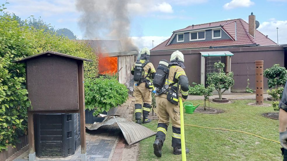 Unter Atemschutz bekämpfen Einsatzkräfte der Freiwilligen Feuerwehr Barßel den Brand im Geräteschuppen. Foto: Joachim Schulte/Feuerwehr