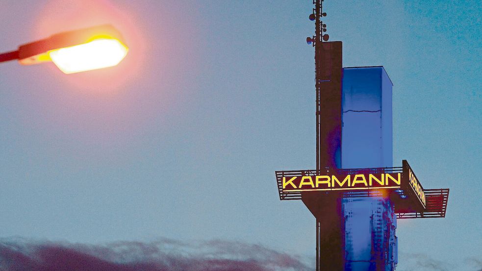 Osnabrücker Wahrreichen von früher: Der Turm im Fledder, hier noch mit dem traditionellen Karmann-Schriftzug, prägte über viele Jahre das Gesicht der Osnabrücker Automobilproduktion. Foto: dpa/Friso Gentsch