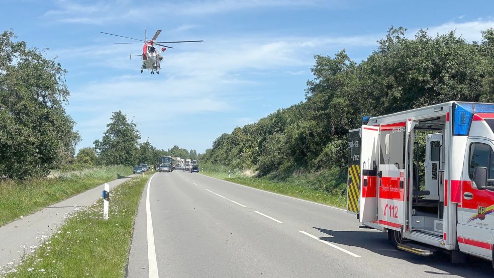 Auf der B 210 in Emden hat es einen schweren Motorradunfall gegeben. Ein Rettungshubschrauber war im Einsatz. Der Motorradfahrer ist am Mittwoch im Krankenhaus verstorben. Foto: Feuerwehr Emden