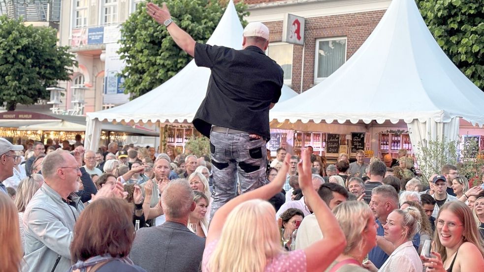 Die Stimmung steigt: Drei Tage Genuss auf dem Marktplatz: Pfälzer Winzer, kulinarische Stände und Live-Musik ab 19 Uhr. Foto: Udo Hippen