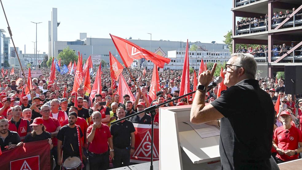 Gesamtbetriebsratschef Ergun Lümali: „Nicht einverstanden.“ Foto: Bernd Weißbrod