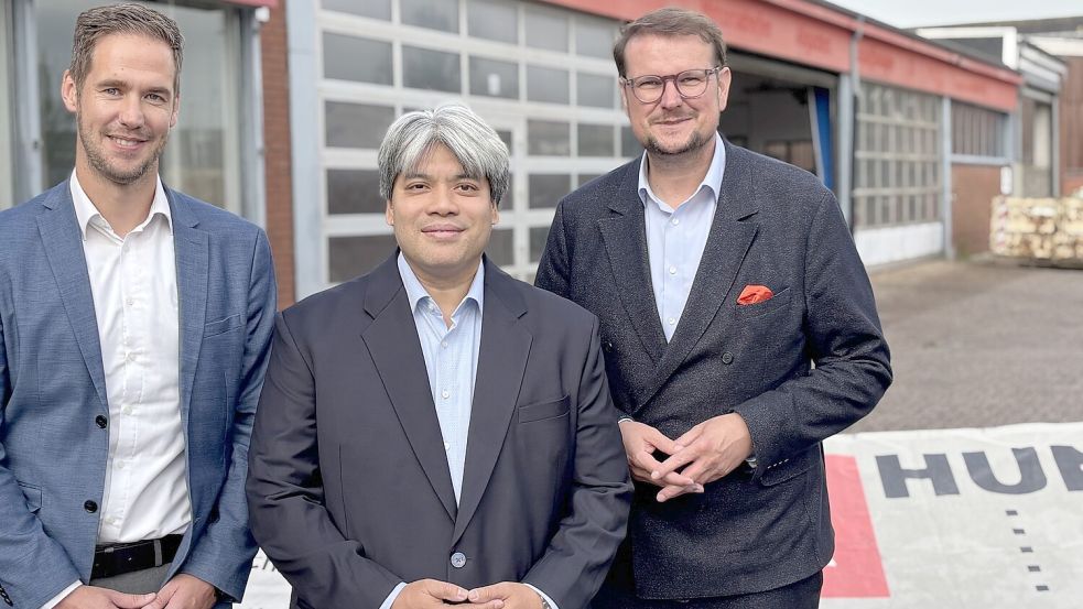 Trafen sich zum Ortstermin: Wirtschaftsförderer Jens Peters, Investor Duc Huy Bui und Oberbürgermeister Tim Kruithoff (v.l.). Foto: Stephanie Schuurman