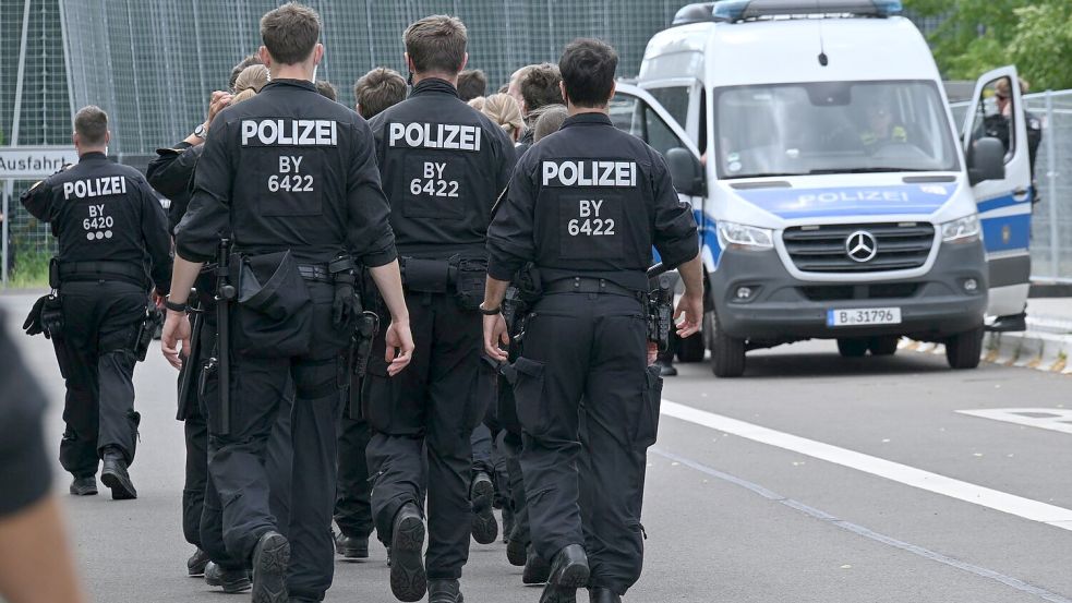 Die Polizei ist mit einem Großaufgebot bereits vor dem AfD-Parteitag im Einsatz. Foto: Martin Schutt/dpa