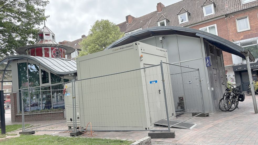 Der Bauzaun kommt am Montag weg: Das neue Unisex-WC an der „Welle“. Fotos: Stephanie Schuurman