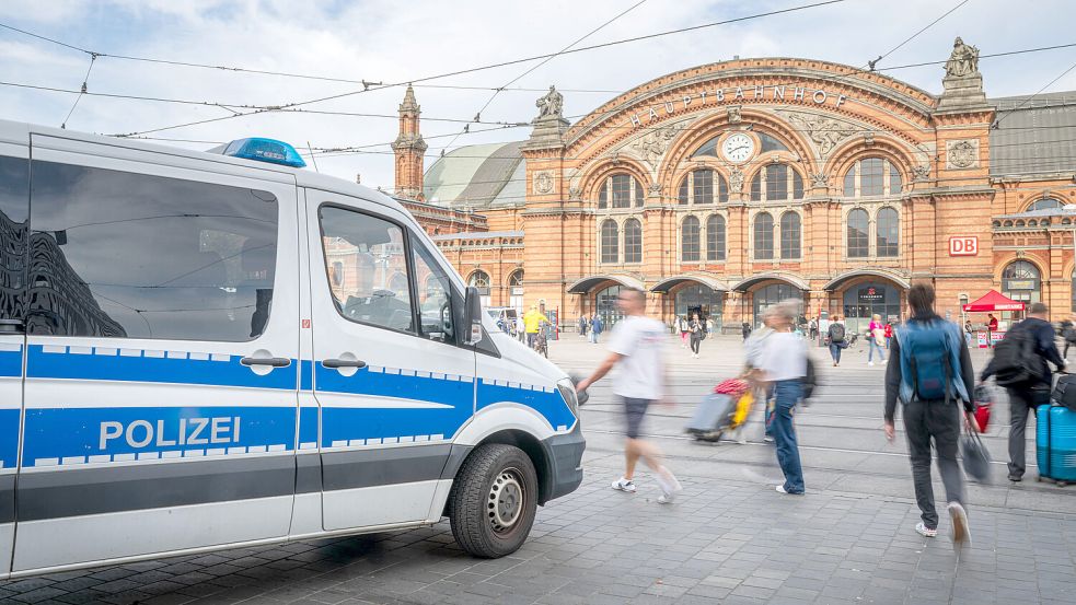 Am Hauptbahnhof Bremen hat die Polizei einen bewaffneten Mann festgenommen. Foto: Sina Schuldt / dpa