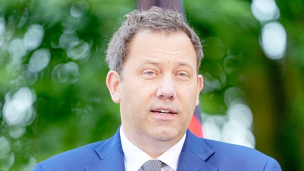 Finanzminister Klingbeil muss in die Rücklage greifen, um eine Milliarden-Lücke zu schließen. (Archivbild) Foto: Michael Kappeler/dpa
