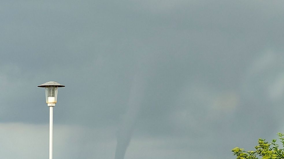 Am Mittwochnachmittag fegte ein Tornado über Fehmarn hinweg und sorgte für erstaunte Gesichter an der Ostsee. Foto: Sarah Ohnesorg