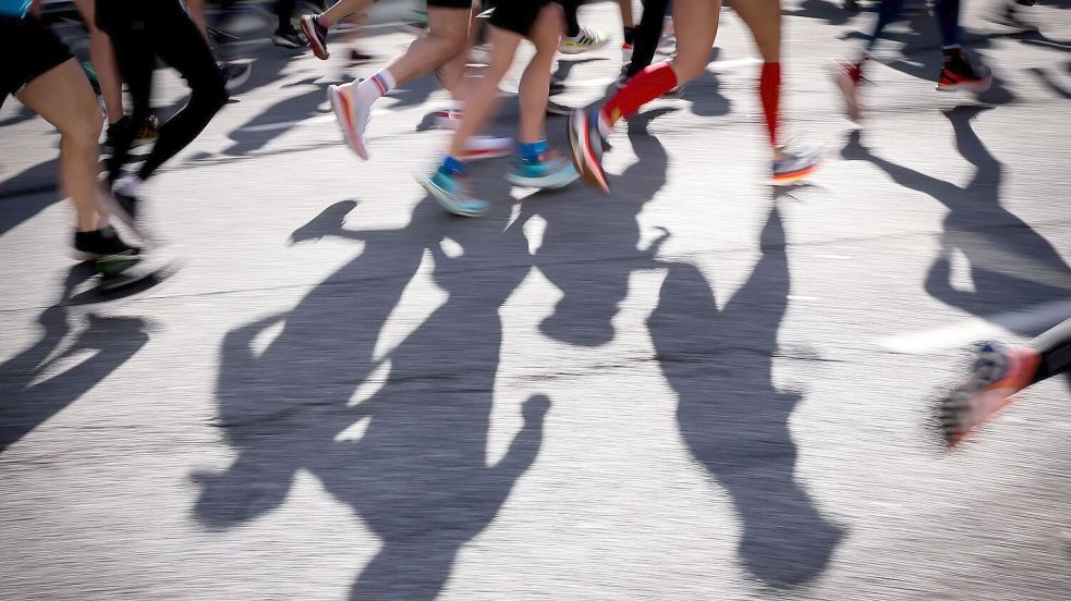 Zu schnell los und dann früher schlapp? Das kommt der Studie zufolge bei männlichen Marathon-Läufern deutlich häufiger vor. Foto: Christian Charisius