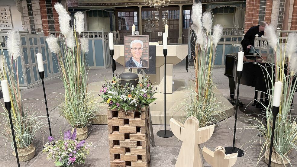 Am Altar in seiner Ludgeri-Kirche waren die Urne und ein Foto von Martin Specht aufgestellt. Foto: Rebecca Kresse