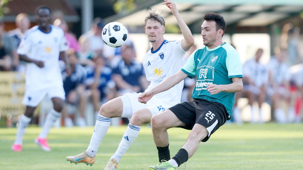 Nick Stepantsev (Mitte) trifft mit Kickers Emden am Samstag auf den FC St. Pauli. Foto: Jens Doden/Emden