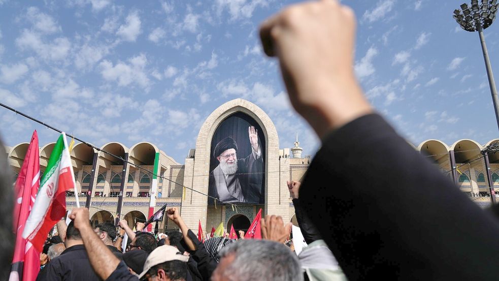 Für Chameneis Anhänger und die iranische Führung ist die Staatstrauer zugleich Abschied und Demonstration politischer Geschlossenheit. Foto: Altaf Qadri