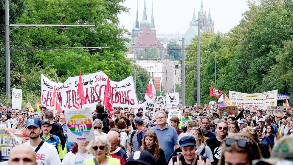 Zehntausende sind in Erfurt auf der Straße, um gegen den AfD-Bundesparteitag zu demonstrieren. Foto: Sebastian Willnow/dpa
