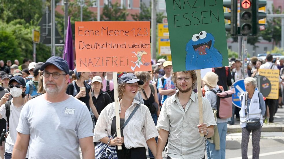 Zehntausende sind in Erfurt auf der Straße, um gegen den AfD-Bundesparteitag zu demonstrieren. Foto: Heiko Rebsch/dpa