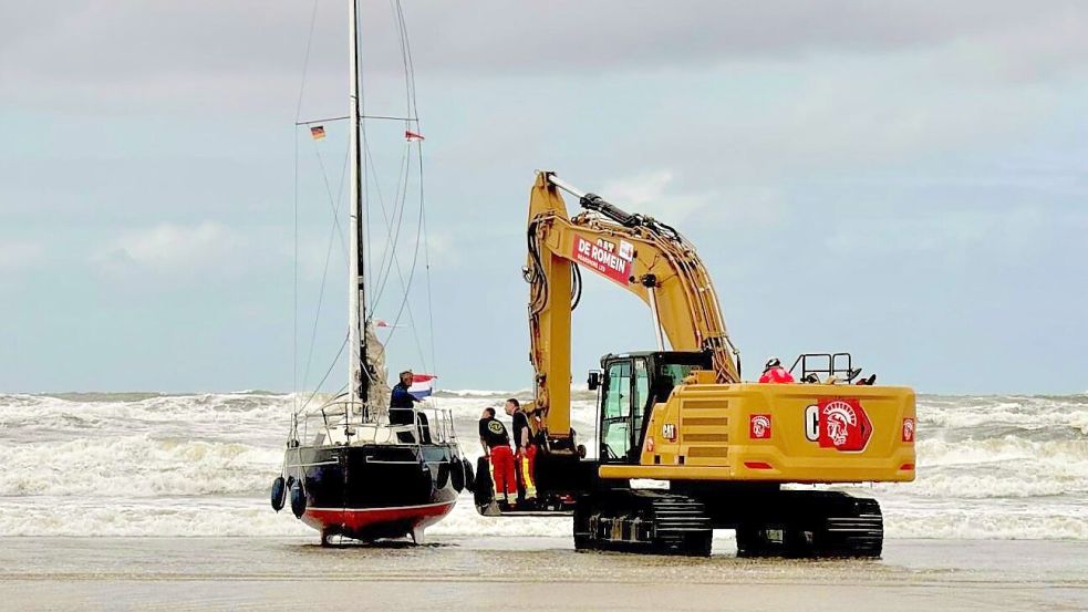 Ein niederländisches Segelboot ist am Nordstrand der Insel Norderney wetterbedingt auf Grund gelaufen. Foto: Feuerwehr