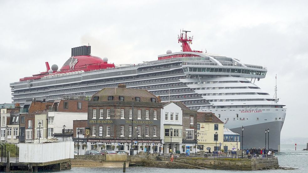 Es komme „absolut nicht infrage“, dass das Schiff „Scarlet Lady“ im Hafen von Kuşadası anlege, erklärte das Gouverneursamt der westtürkischen Provinz Aydın. (Archivbild) Foto: Steve Parsons