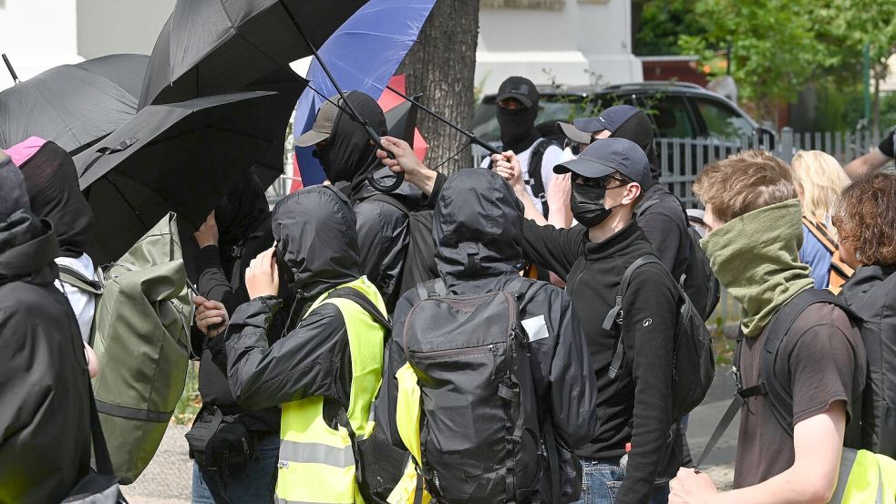 Vermummte ziehen durch Erfurt. Sie demonstrieren gegen den AfD-Bundesparteitag. Foto: Heiko Rebsch/dpa