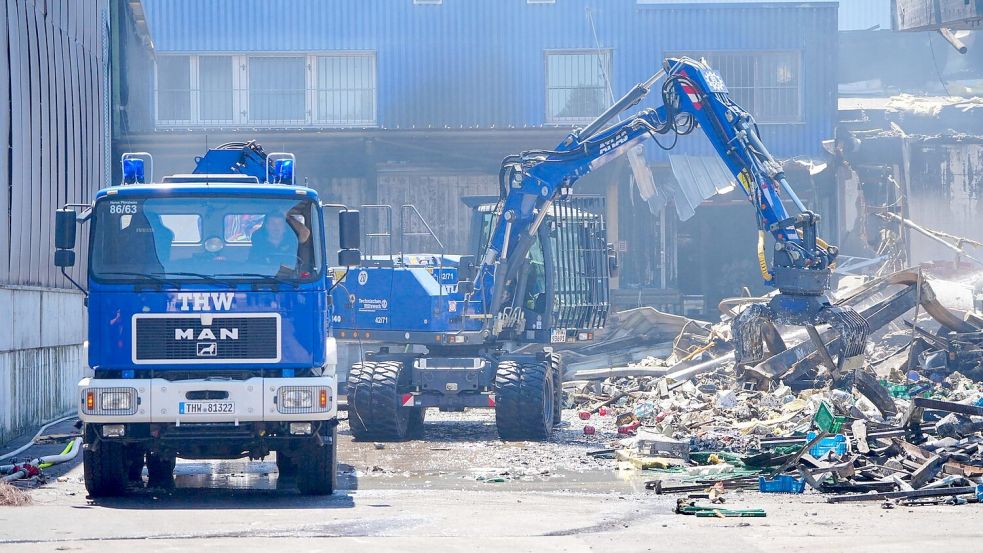 Einsatzkräfte des Technischen Hilfswerks (THW) beseitigen mit einem Bagger Schutt. Foto: Enrique Kaczor/dpa