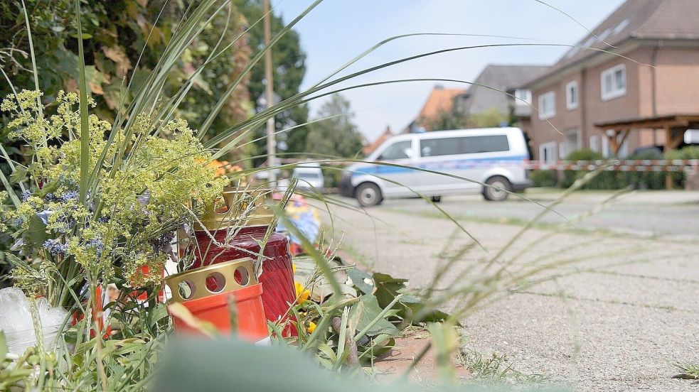 Blumen und Kerzen stehen und liegen am Tatort in Stade, einem Gebäude einer Jugendeinrichtung. In der Einrichtung waren am 29. Juni 2026 mehrere Menschen durch Schüsse getötet worden. Foto: DPA