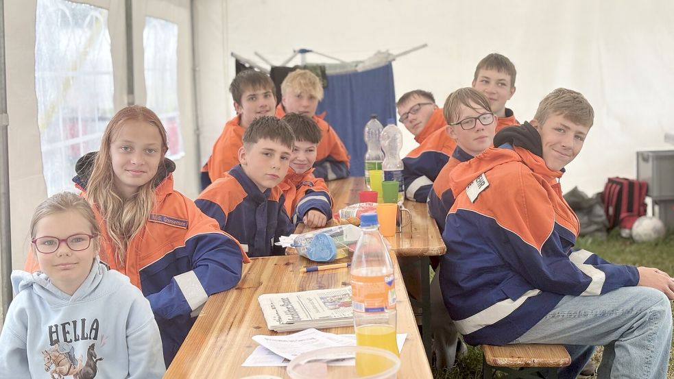 Die jungen Kameraden der Jugendfeuerwehr Großheide sind am Sonnabend trotz des schlechten Wetters gut gelaunt. Foto: Eva van Loh