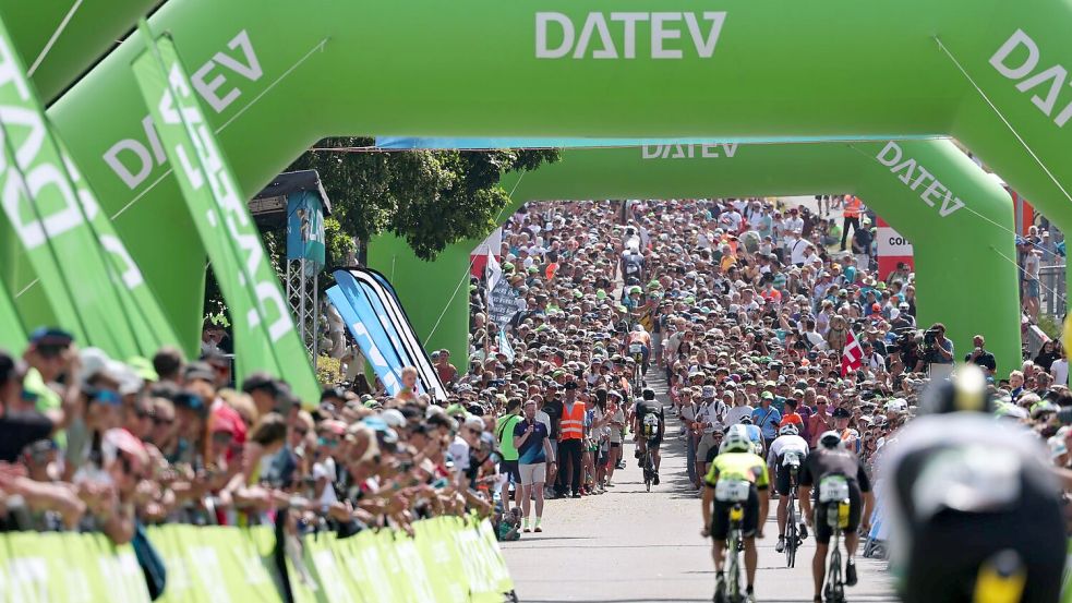 Riesige Stimmung an der Triathlonstrecke in Roth. Foto: Daniel Karmann/dpa