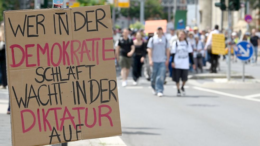 Über 30.000 Menschen beteiligten sich an Protesten gegen AfD-Parteitag. Foto: Heiko Rebsch/dpa