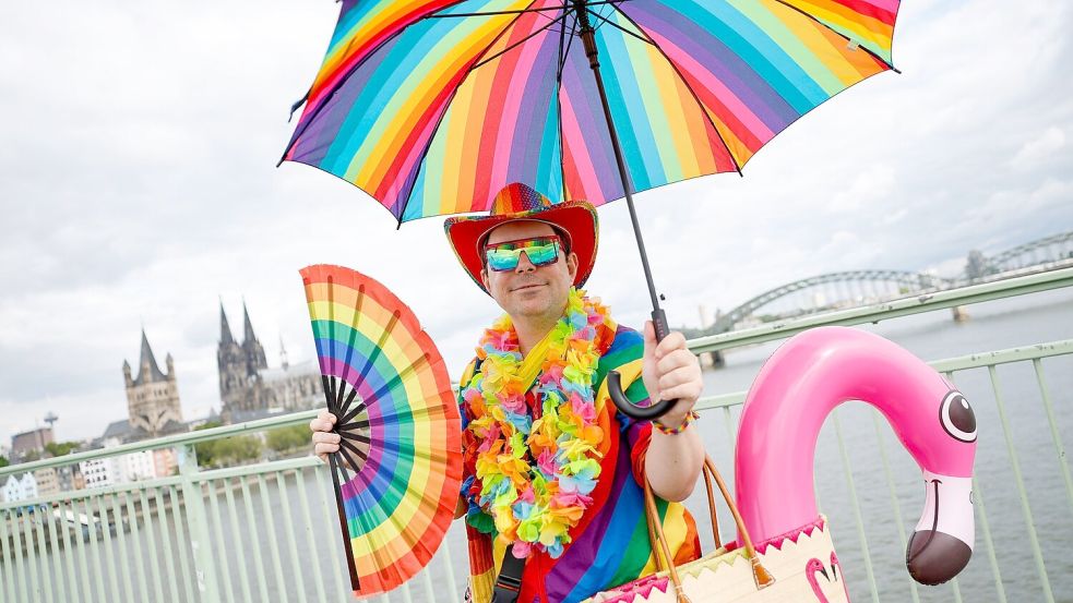 Martin aus Gießen ist auch im Alltag in Regenbogenfarben unterwegs. Foto: Thomas Banneyer