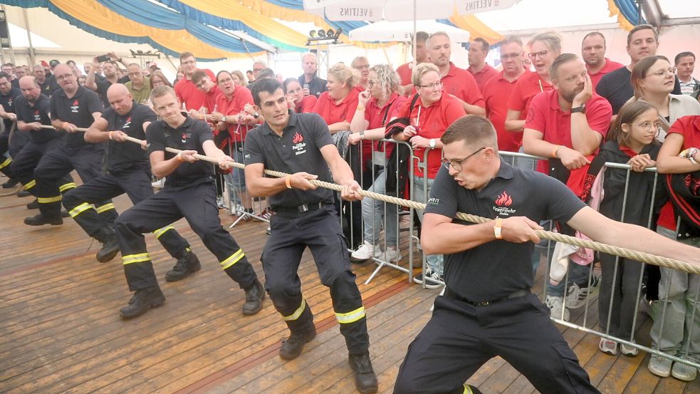Neben Armkraft war beim Tauziehwettbewerb auch die richtige Standfestigkeit gefragt. Im Bild ist die Freiwillige Feuerwehr Holte zu sehen. Fotos: Holger Weers