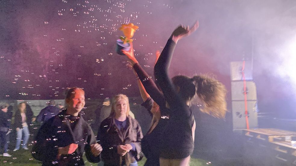Die Dorfjugendfete hat wieder viele Leute zum Dorfplatz Bühren gezogen. Die Dorfjugend Uplengen hatte die Party zum vierten Mal veranstaltet. Foto: Sarah Mimkes