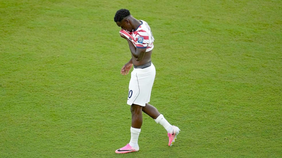 Balogun darf nach seinem Platzverweis wieder spielen. Foto: Jeff Chiu