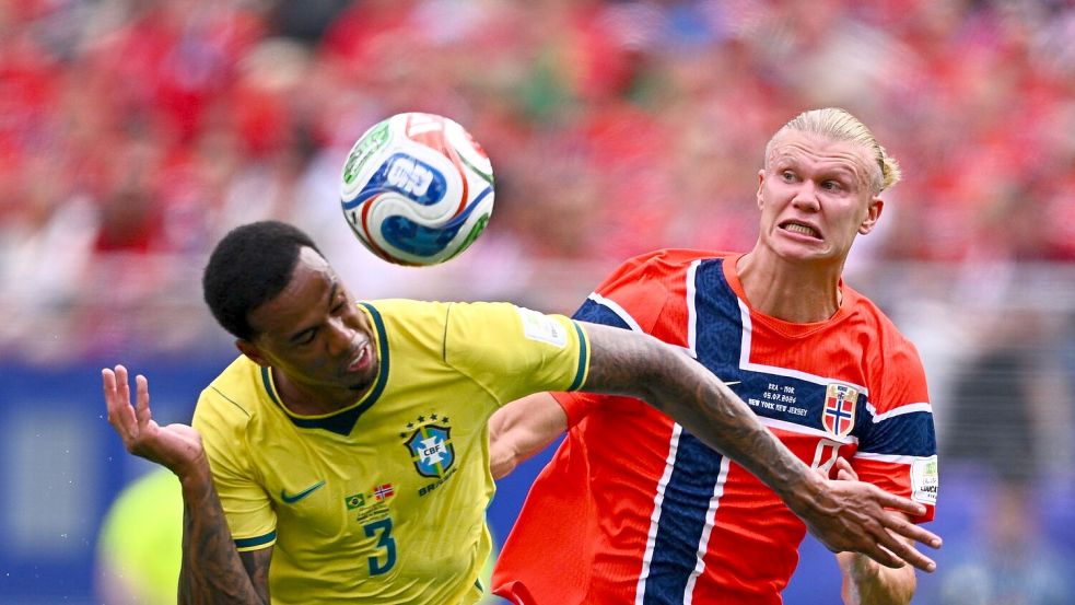 Enges Duell in East Rutherford - hier zwischen Gabriel (l.) und Erling Haaland. Foto: Tom Weller/dpa