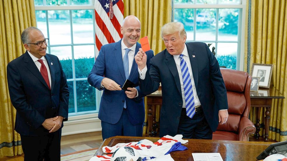 Damals ein Scherz: Trump zeigt Rot. Foto: Evan Vucci/AP/dpa