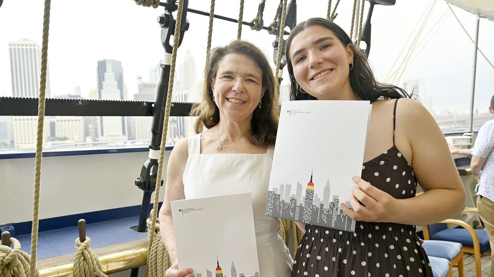 Karen Adler sagt, sie sei trotz allem mit einem sehr positiven Deutschland-Bild aufgewachsen. Foto: Anne Pollmann/dpa