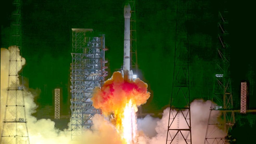Chinas Tianwen-2-Sonde hob vergangenes Jahr an Bord einer Langer-Marsch-3B-Trägerrakete ab. Nun hat sie ihr Ziel erreicht. (Archivbild) Foto: Cai Yang/XinHua/dpa
