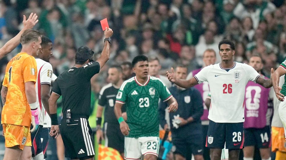 Jarell Quansah sah die Rote Karte. Foto: Silvia Izquierdo