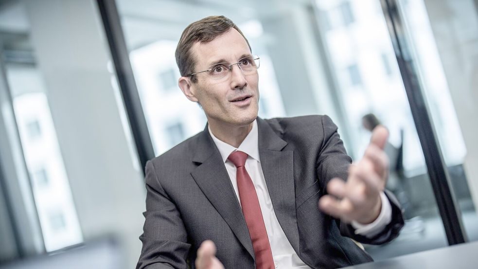 Post-Chef Tobias Meyer hält die staatliche Vorschrift, der zufolge 99 Prozent der heute eingeworfenen Briefe am vierten Werktag beim Empfänger sein müssen, für anspruchsvoll. (Archivbild) Foto: Michael Kappeler