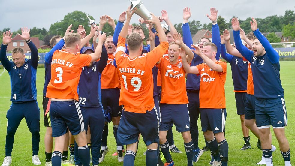 Groß war der Jubel beim Holter SV nach dem Gewinn des Fehn-Pokals. Fotos: Damm