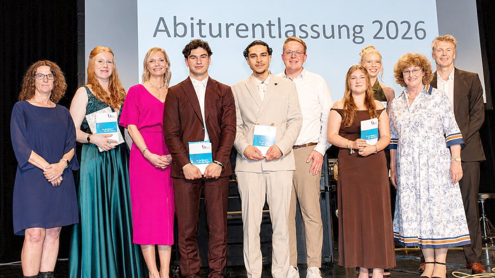 Das Foto zeigt die Jahrgangsbesten mit Ihren Tutorinnen und Tutoren (von links) Sylvia Nordbrock mit Anna Christine Wendel, Eva-Maria Lindemann mit Emiliyan Dimitrov Hadzhiev, Ali Noureddine mit Heiko Dannen, Lana Schmidt mit Christine Thies sowie (hinten, rechts) Larissa Hoffbuhr mit Tutor Ubbo Meyerhoff. Foto: BBS Leer