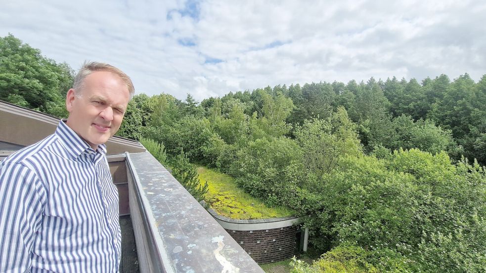 Tijl Timmer steht auf der Dachterrasse des Kunsthauses und blickt auf den Hessepark. Foto: Tatjana Gettkowski