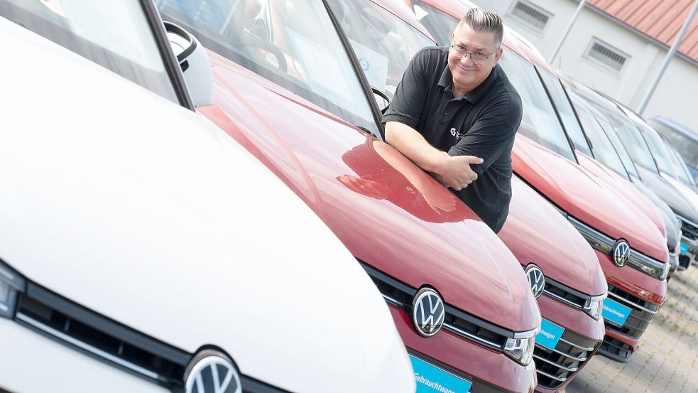 „Die Nachfrage nach gebrauchten E-Autos und Hybriden ist bei uns gestiegen“, sagt Michael Stahmer vom Autohaus Gebr. Schwarte in Leer. Foto: Klaus Ortgies