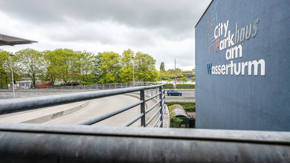 Das Parkhaus am Wasserturm gehört seit kurzem der städtischen Zukunft Emden GmbH. Foto: Klaus Ortgies