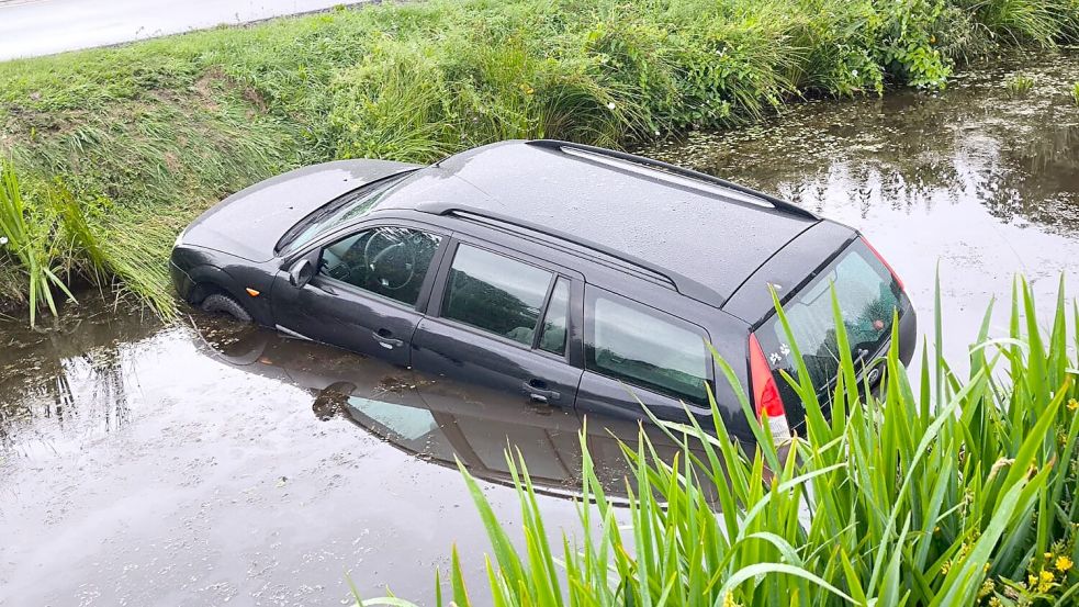 Dieses Auto rollte am Montagmorgen in den Kanal an der 1. Südwieke in Rhauderfehn. Fotos: Daniel Grüneke