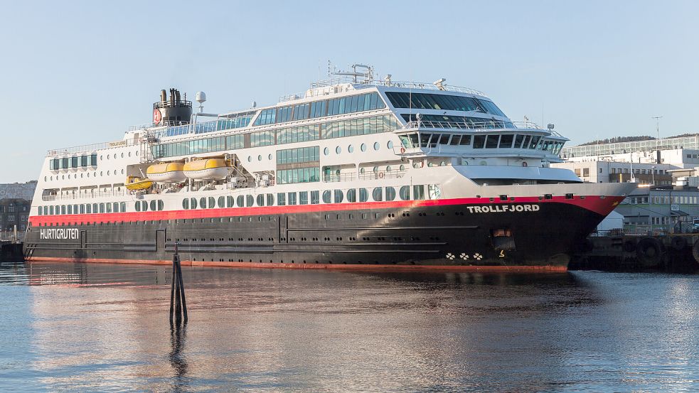 Von der MS Trollfjord aus können Passagiere optimal die Natur beobachten. Foto: IMAGO/Eugene Sergeev