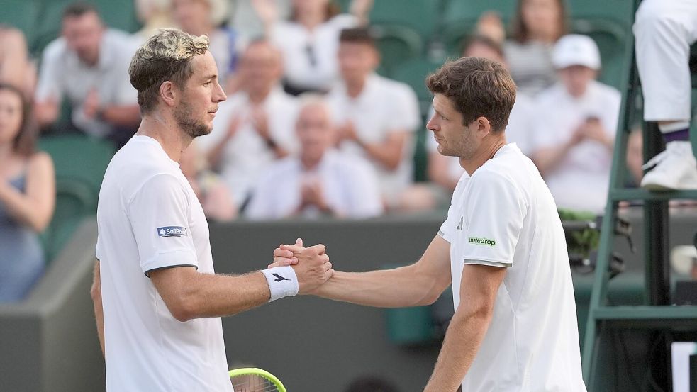 Struffs Achtelfinalgegner Hubert Hurkacz (r) gab verletzt auf. Foto: Maja Smiejkowska