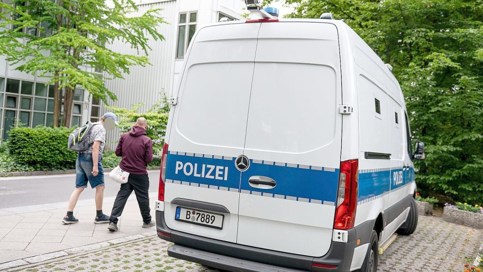 Ein Fahrzeug der Polizei steht vor dem Gebäude der Klinik. Foto: Fabian Sommer/dpa